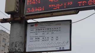 Не ждали у мэра погоды: рязанские активисты повесили на остановках табло с расписанием