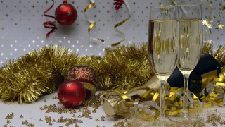 Сжигание бумажки в бокале — не работает: эксперты назвали самый действенный метод загадать желание на Новый год