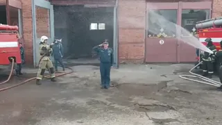 Традиция, проверенная годами: в Чувашии пожарного проводили на пенсию струёй из брандспойта