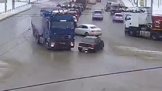 На Московском шоссе фура врезалась в автомобиль. Видео