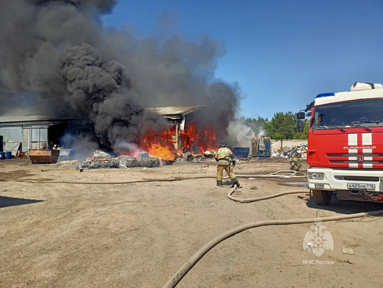 Пожар вспыхнул на складе в Дербышках