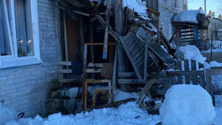 Глыба повредила жилой дом в Коми