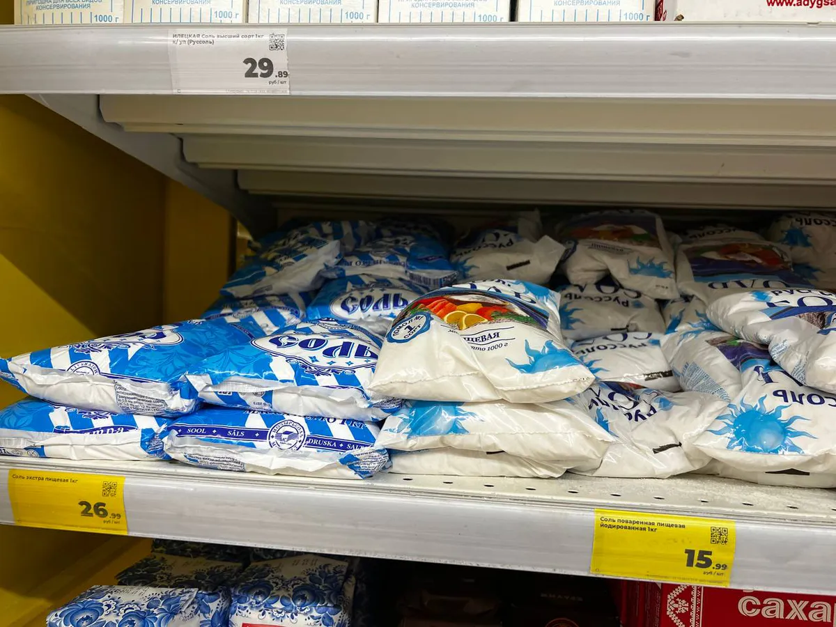 Ушлые хозяйки скупают соль коробками и бед не знают: вот что с ней делают — 3 лайфхака от эксперта