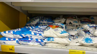 Ушлые хозяйки скупают соль коробками и бед не знают: вот что с ней делают — 3 лайфхака от эксперта