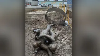 В Канищеве в ходе работ по благоустройству сломали памятник работникам ЖКХ