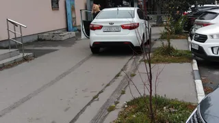 Рязанцы пожаловались на катающуюся по тротуарам Kia