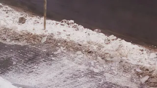 В Рязани глыба льда снесла водосточную трубу