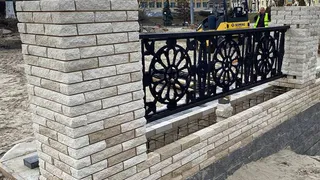 Остальное — летом: рабочие показали часть новой ограды Астраханского моста