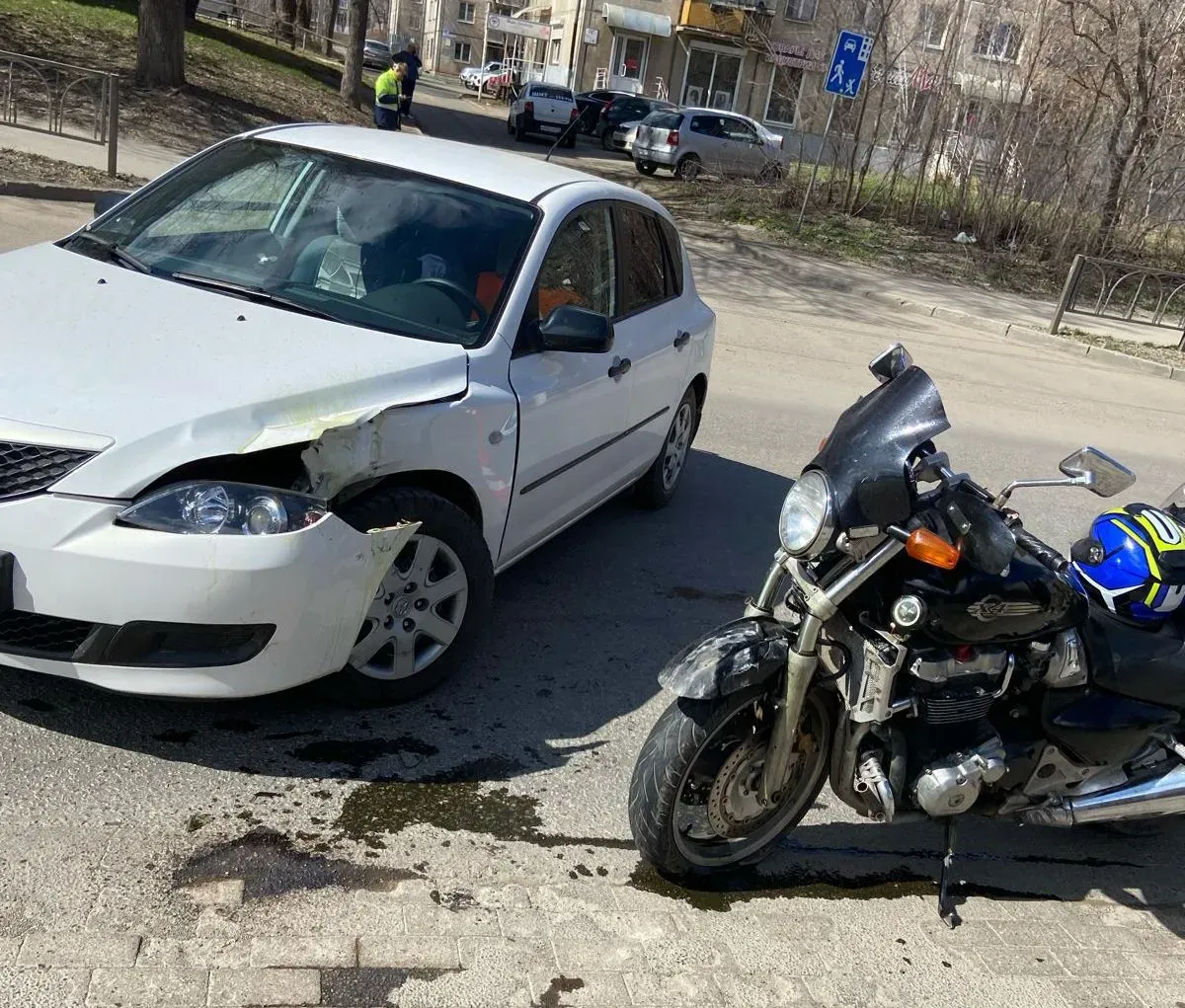 В Магнитогорске столкнулись иномарка и мотоцикл: пострадала пассажирка байка