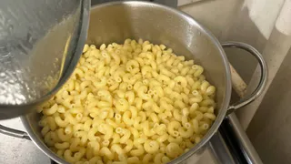 1 ст. л. в кастрюлю - и макароны не слипнутся. Простецкое правило, о котором забывают все хозяйки