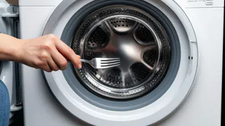 Кладу вилку в барабан стиральной машины и горя не знаю: так делают до сих пор в самой крутой прачечной 