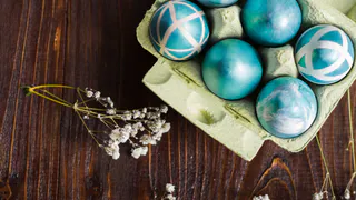 Шелуха не нужна: за 2 минуты получаю яйца в стиле Тиффани — модные бирюзовые скорлупки, глаз не свести