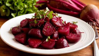 Давно перестала варить свеклу на салаты: друг шеф-повар научил готовить свеклу вкуснее и проще, как они у себя в ресторане делают