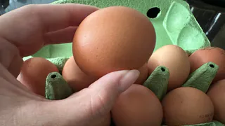 В магазине соседка берет самые большие яйца по цене мелких. Оказалось, дело в одной хитрой детали на полке