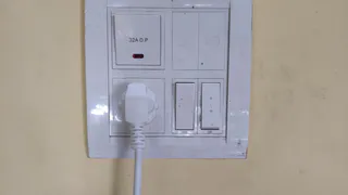 Почему в СССР розетки ставили высоко, а на Западе чуть выше плинтуса: называю неочевидные причины