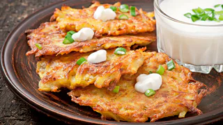 Вот что я делаю, чтобы драники не впитывали масло: всего 3 простых шага — и румяные, поджаристые, но совсем не жирные.