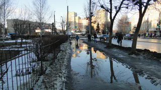 Весеннее наводнение на Костычева – обходя лужи и грязь на тротуаре, люди оказываются на  проезжей части