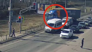 На Московском фура снесла ограждение