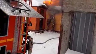 У мясокомбината в Брянске тушат пожар на строительном рынке