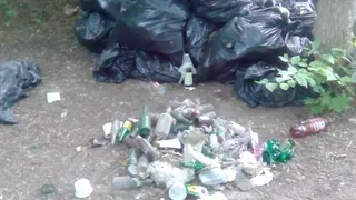 На улице Забайкальской спустя месяц после субботника, коммунальщики до сих пор не вывезли мусор