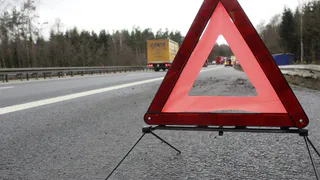 На улице Есенина в Рязани 3 мая Renault врезался в дерево