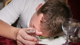 Недовольный собутыльник ограбил мужчину в Бежице