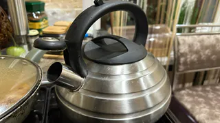 Бросаю 3 кусочка в чайник и кипячу 1 час — накипь исчезает без уксуса: результат удивляет