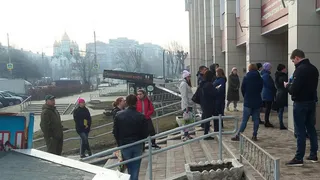 Минздрав: люди стоят в очереди за талонами в больницу, чтобы пообщаться