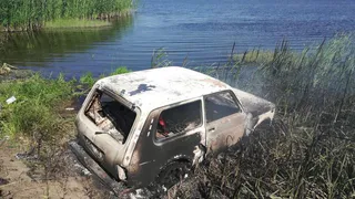 В Рязанской области на берегу водохранилища сгорела машина NIVA