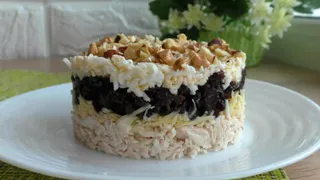Новогодние рецепты: салат «Царский» с копченой курицей и орехами