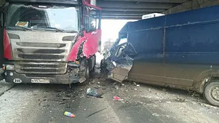 На въезде в Рязань столкнулись фура и микроавтобус