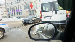 На улице Островского столкнулись маршрутка и учебный автомобиль