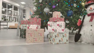 Не дарите надоевшие полотенца и скучные чайные наборы: вот что вручить друзьям на Новый год 2026 - простые варианты, которые точно понравятся