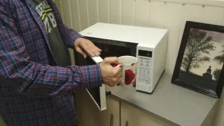 Эксперты назвали 2 способа, как заставить микроволновку греть еду, а не посуду - но не все об этом знают