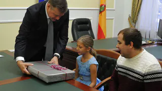 Любимов подарил рязанской школьнице ноутбук, который она попросила у президента РФ