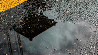 Из-за прорыва на водопроводной сети затопило дорогу на Пекинке