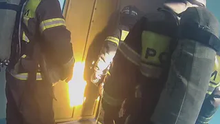 Чебоксарские полицейские спасли спящих мужчин из задымленной квартиры