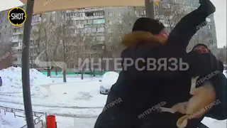 В Челябинске нервный прохожий избил дворника-студента, выгуливавшего маленькую собачку