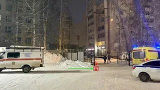 В Сыктывкаре на парковке у ТРЦ под колеса Nissan попала 21-летняя девушка