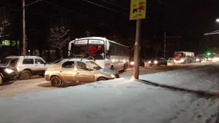 Около ОКБ столкнулись автобус и автомобиль