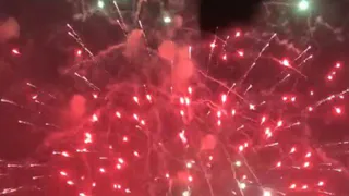 Во время праздничного салюта, на девушку с неба что-то упало - видео