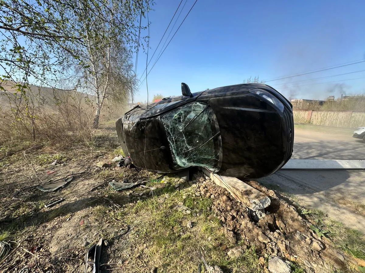 ДТП с переворотом в Магнитогорске: столкновение «Ниссана» и «Лады» повредило электроопору