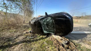 ДТП с переворотом в Магнитогорске: столкновение «Ниссана» и «Лады» повредило электроопору