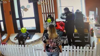 "Вели себя хуже зверей": в Муроме подростки валялись на полу, курили и ругались матом в зоокафе