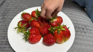 Черви в сливе и клубнике: как убрать вредителей - быстрый и эффективный способ