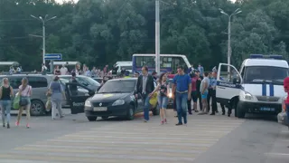 Пассажир такси устроил драку около ТРЦ «Премьер»  - комментарии очевидцев