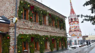 Улицы Суздаля во всю украшают к новогодним праздникам