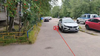 В Коми нетрезвый водитель сбил девушку во дворе жилого дома