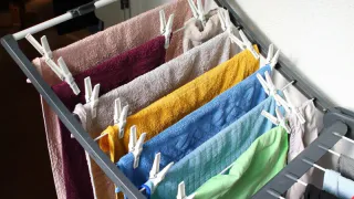 Стакан на стирку и одежда идеально белая: секрет от прачки, что нужно добавить в стиралку вместе с порошком