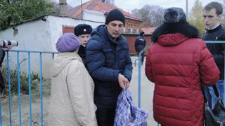 Рязанцы забирают вещи из разрушенного дома. Фоторепортаж